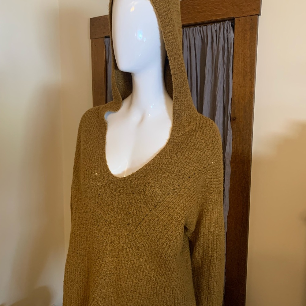 American Eagle Outfitters Tan V-Neck Sweater women’s size Medium